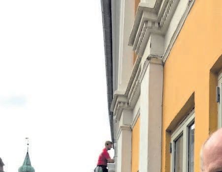Den aktive Korsør Hopice Støtteforenings seneste bestyrelsesmøde fandt sted fredag i Slottensgade hos foreningens projektleder Jane Kjølbye, hvis trappe Niels O. Jørgensen (tv) og Bent Enig står på. Sidstnævnte er i øvrigt gift med praktiserende læge i Korsør Annette Stærke. Foto: Helge Wedel