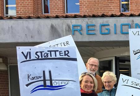 Korsør Hospice Støtteforening markerede tydeligt, at de var til stede ved regionshuset i Sorø, hvor de bad om svar fra regionsrådsformanden om hospiceplanerne i Korsør. Privatfoto 